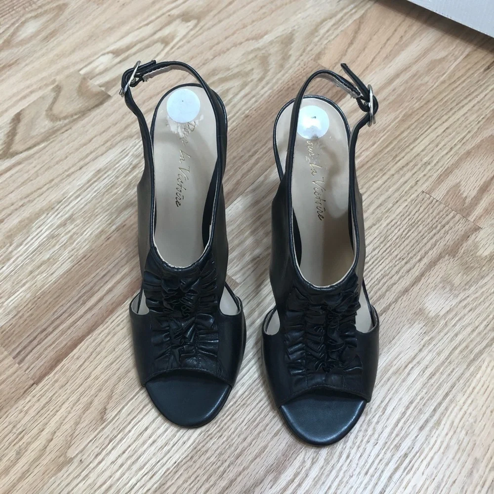 Pour La Victoire T-Strap Ruffle Front Pumps Sz 7 Heels Women’s Black Leather